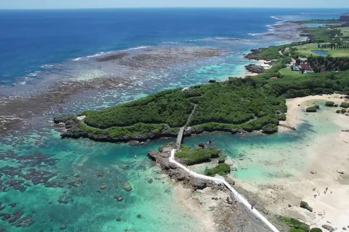 宮古島の海と島影