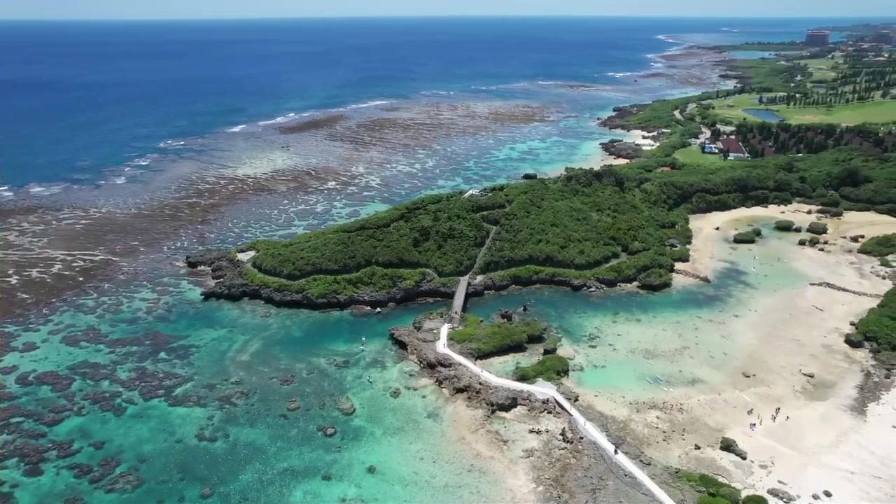 上空から見た宮古島の青い海と島