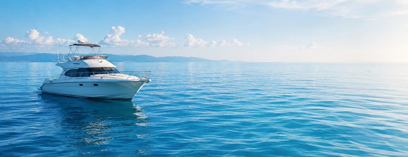 静かな海に浮かぶ一艘の船